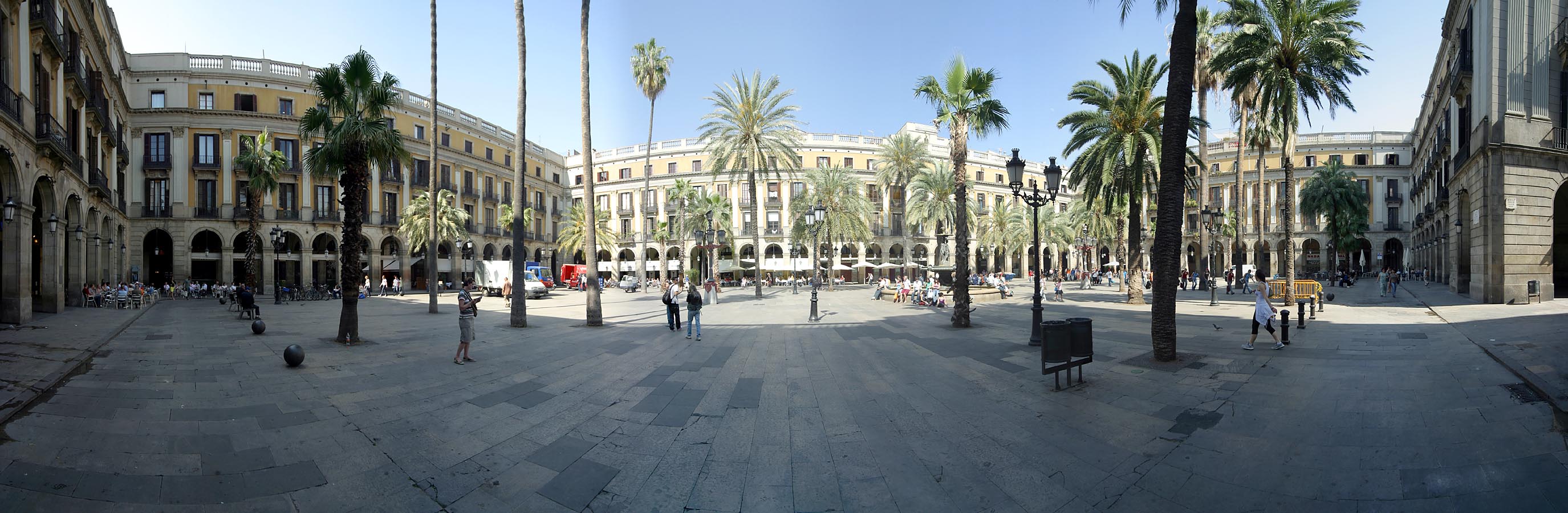 Panorama >> Barcelona - Placa Reial