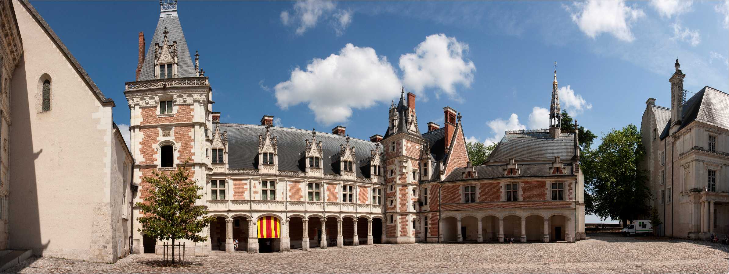 Panorama >> Innenhof Schloss Blois