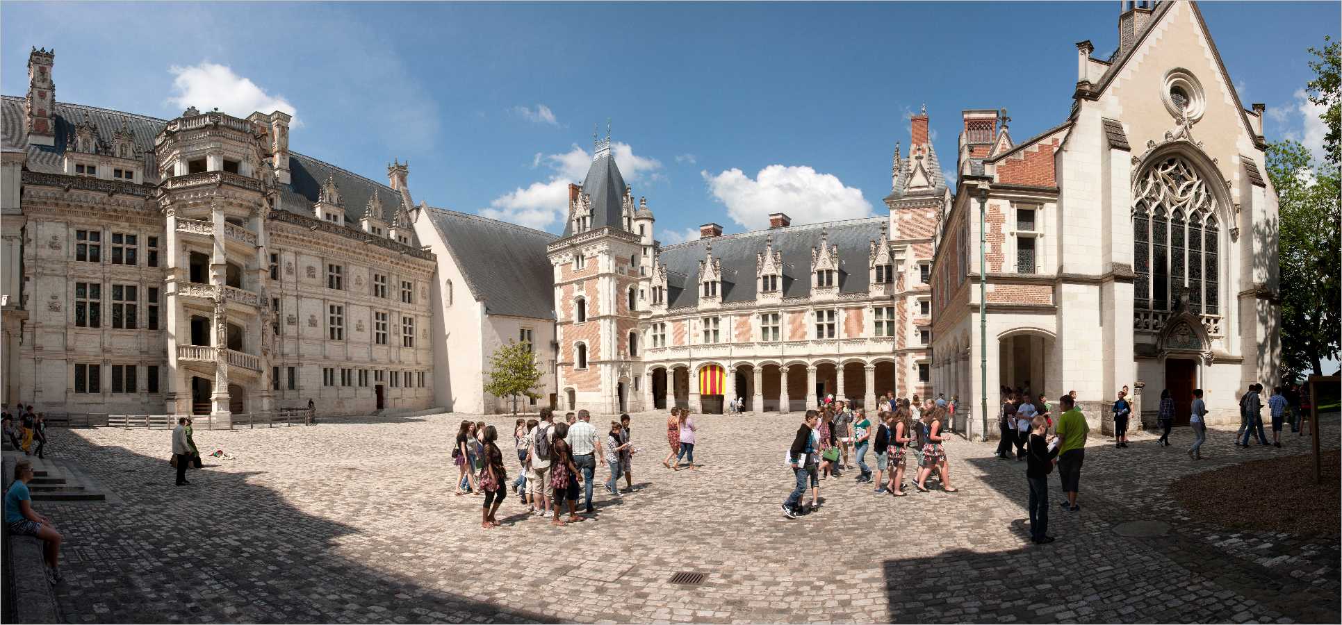 Panorama >> Innenhof Schloss Blois