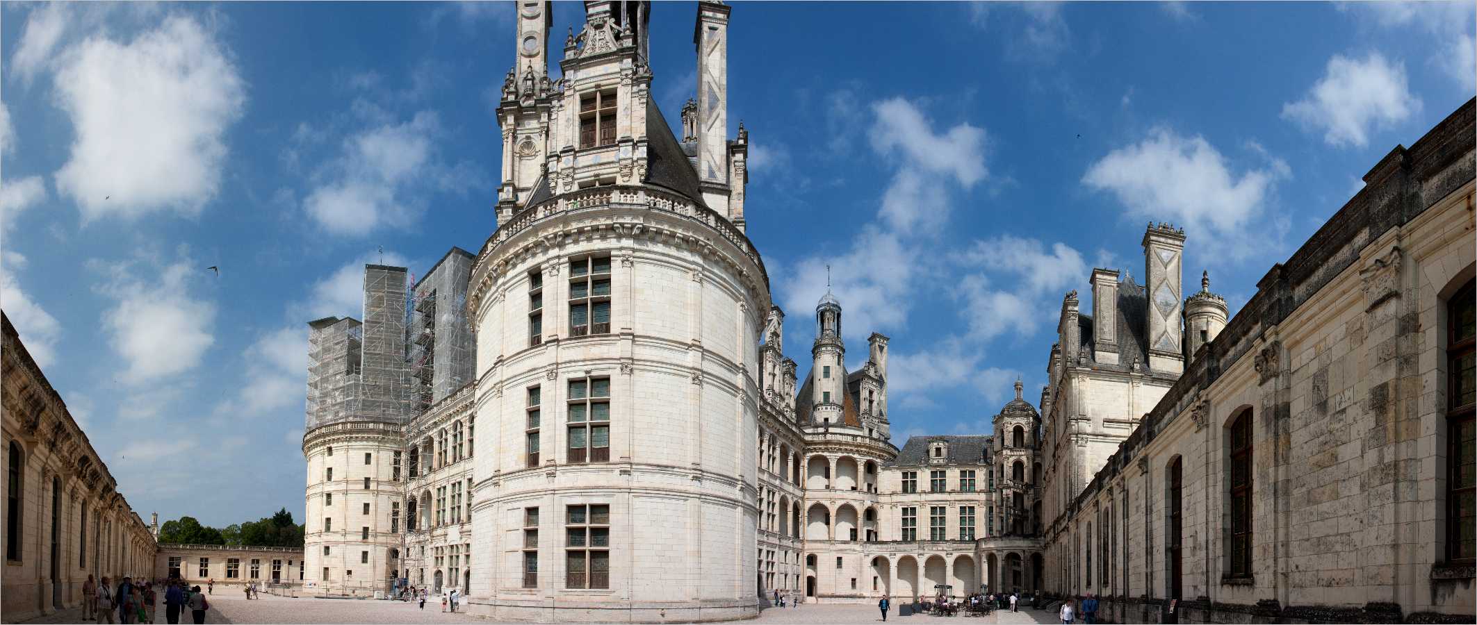 Panorama >> Innenhof Schloss Chambord
