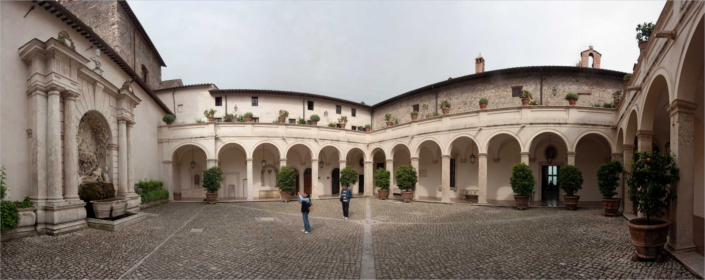 Panorama >> Villa d'Este Innenhof