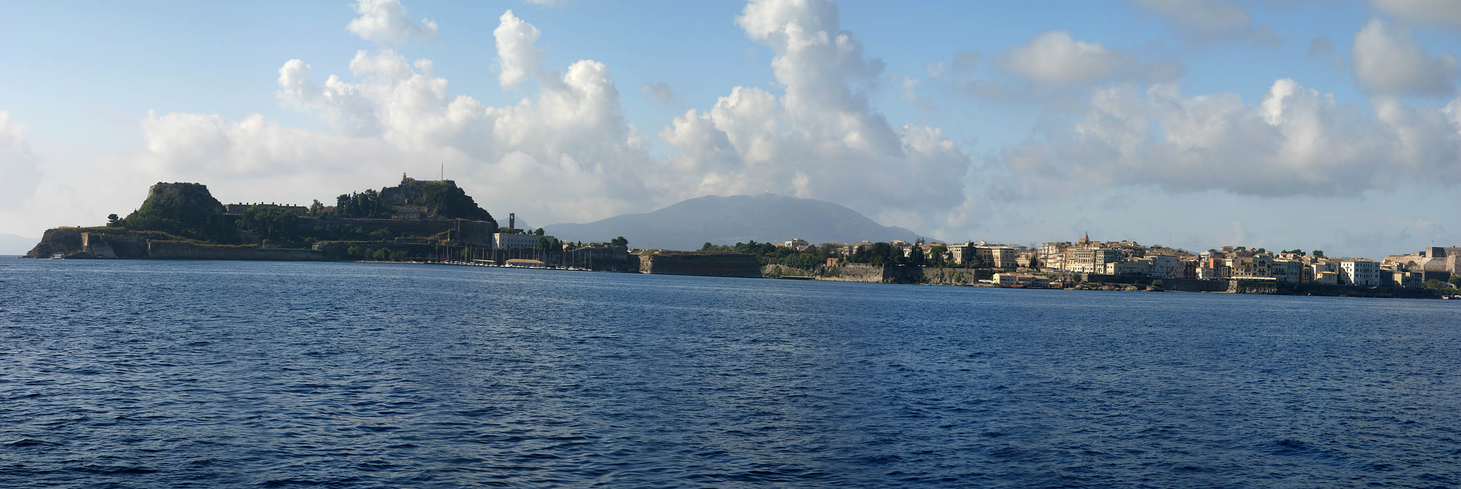 Panorama >> Korfu - Kerkira vom Schiff aus gesehen