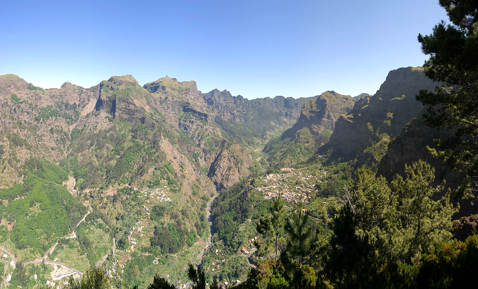 Panorama >> Madeira - Blick vom Eire da Serrado nach Curral das Freiras