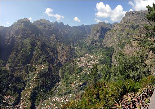 Panorama Blick vom Eire do Serrado auf Curral das Freiras Panorama Blick vom Eire do Serrado auf Curral das Freiras